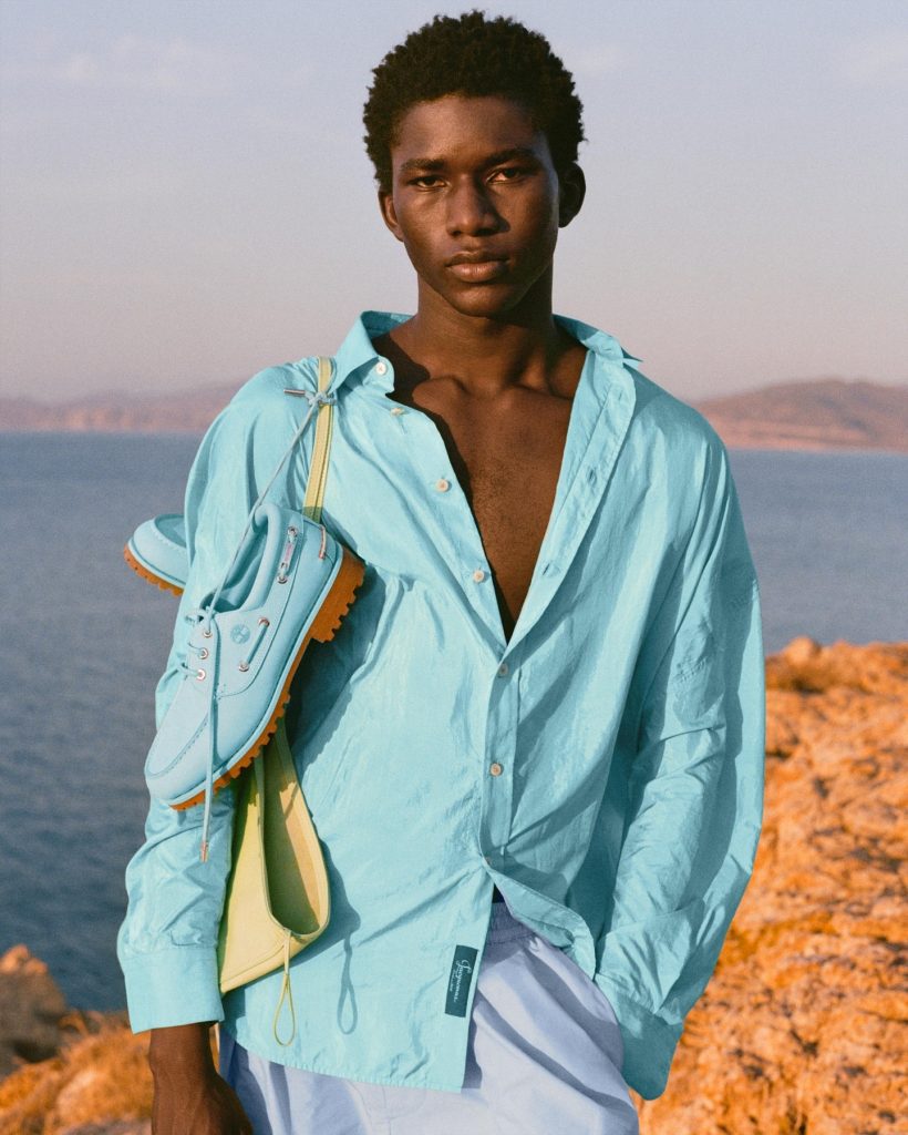 Timberland x Jacquemus: la scarpa iconica si reinventa nel blu più chic della stagione