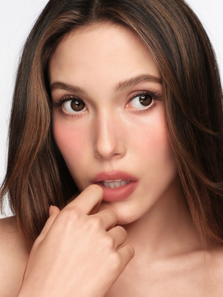 Eileen Gu è la nuova musa di Armani Beauty: il volto di una generazione che ridefinisce il concetto di bellezza
