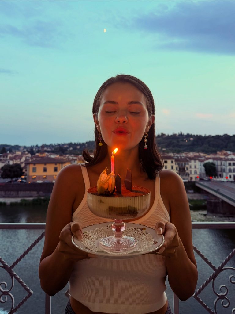 Selena Gomez festeggia 34 anni in Italia: tra la magia di Bologna e un compleanno che guarda al futuro 1 Selena Gomez festeggia 34 anni in Italia: tra la magia di Bologna e un compleanno che guarda al futuro