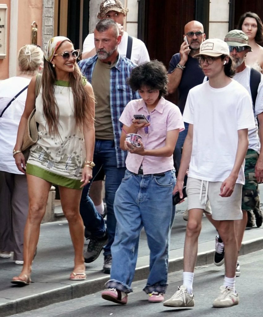 Jennifer Lopez riscopre la magia di Roma tra famiglia e Dolce Vita