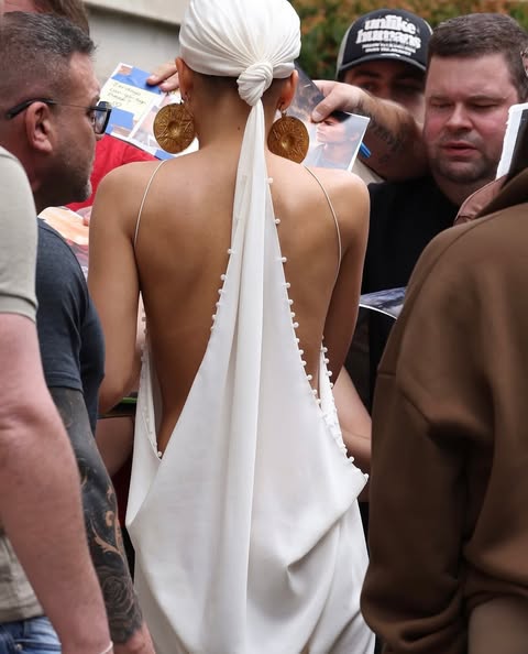 Zendaya illumina Londra: il nuovo abito Jacquemus è già il look che tutti vorremmo indossare 3 Zendaya illumina Londra: il nuovo abito Jacquemus è già il look che tutti vorremmo indossare