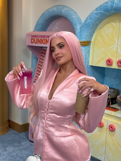 Kylie Jenner X Dunkin': il ritorno di King Kylie conquista l'estate 1 Kylie Jenner X Dunkin': il ritorno di King Kylie conquista l'estate