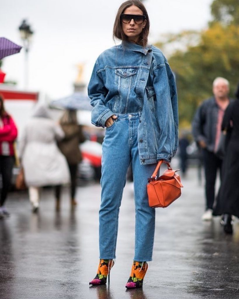 Jeans dalla testa ai piedi: il total denim è il nuovo must-have della stagione