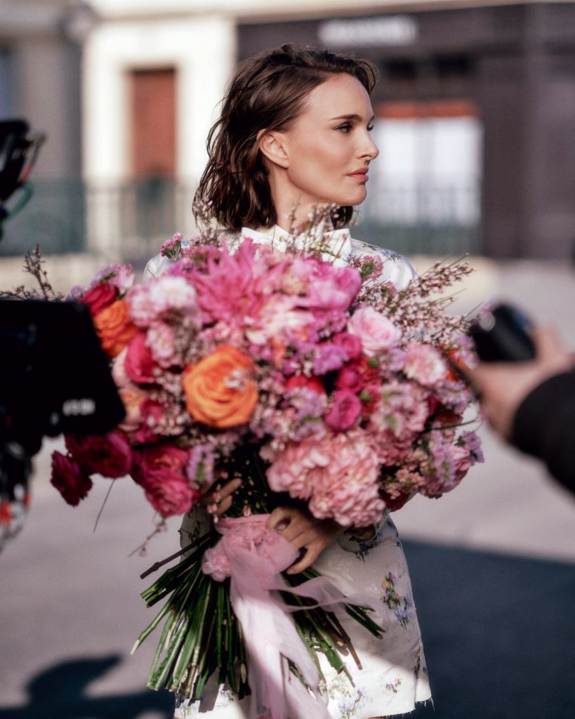 Natalie Portman torna a essere Miss Dior: la nuova campagna è una dichiarazione d'amore 1 Natalie Portman torna a essere Miss Dior: la nuova campagna è una dichiarazione d'amore