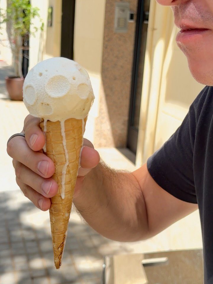 La Luna è atterrata in un cono: il gelato di Otsu