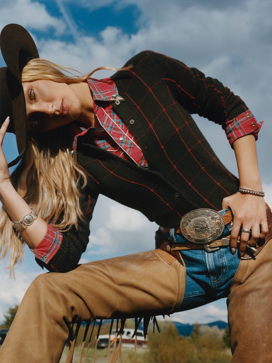 Gigi e Bella Hadid tornano insieme per Guest in Residence: sorelle, denim e spirito western