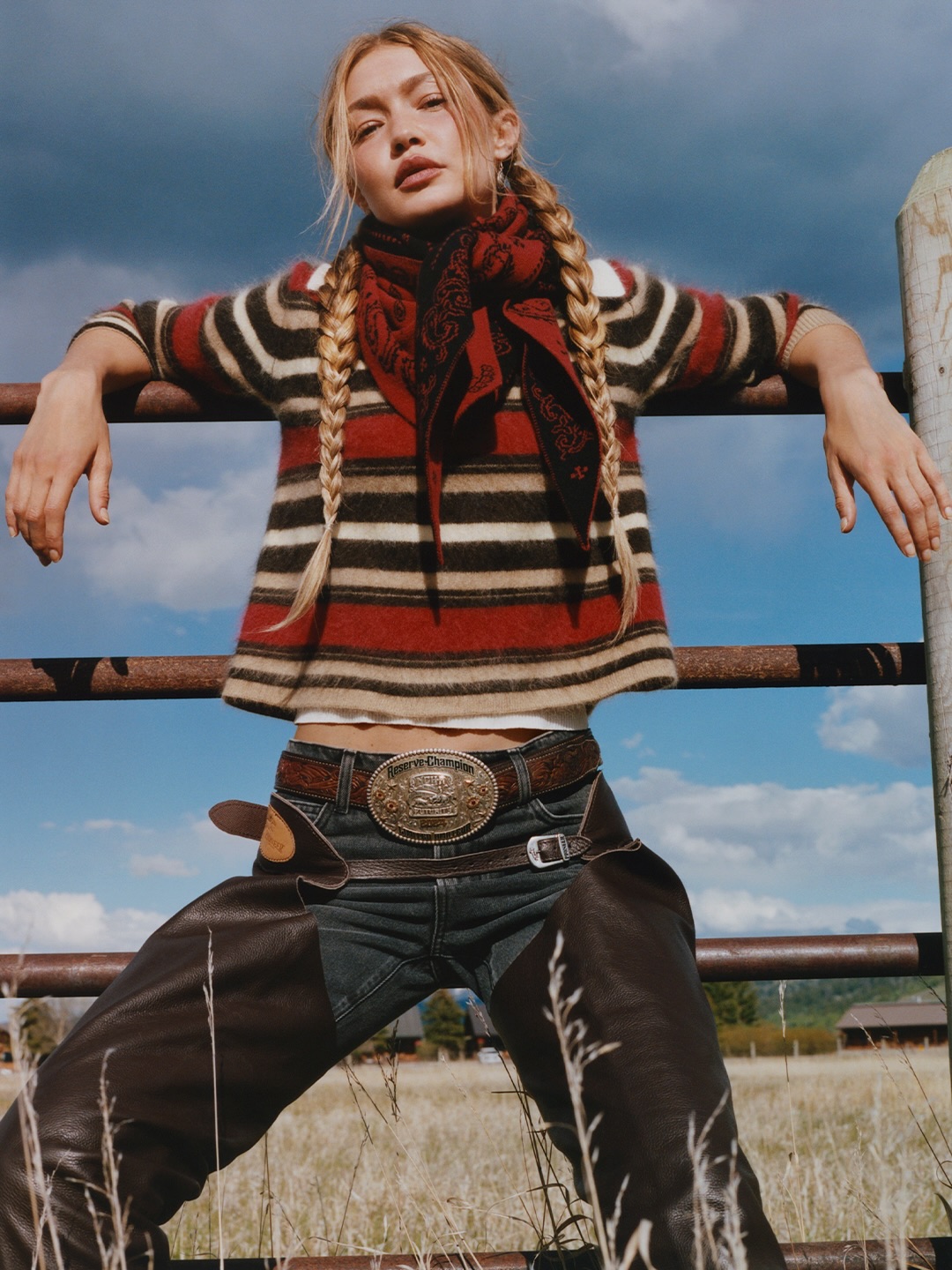 Gigi e Bella Hadid tornano insieme per Guest in Residence: sorelle, denim e spirito western