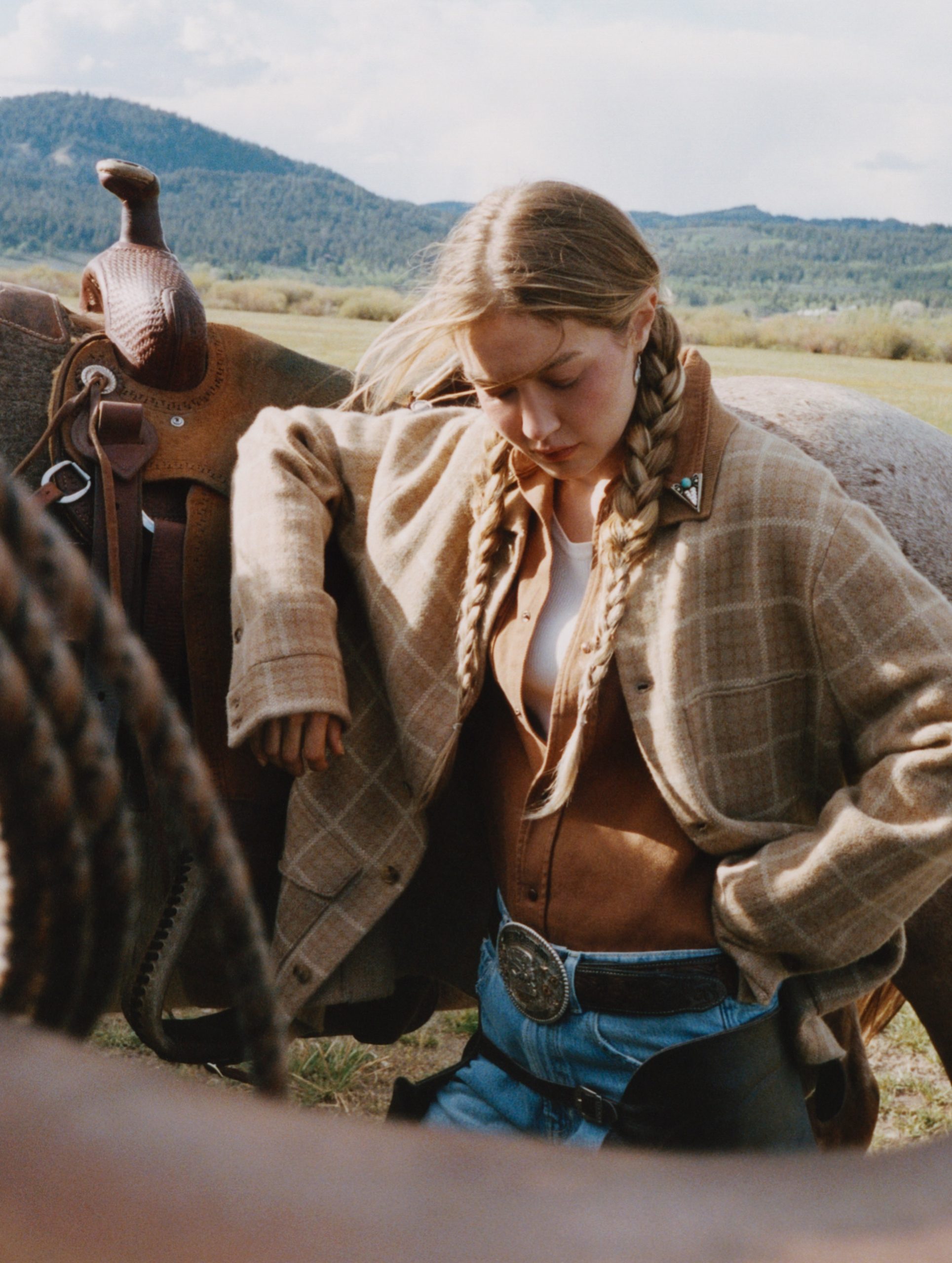 Gigi e Bella Hadid tornano insieme per Guest in Residence: sorelle, denim e spirito western