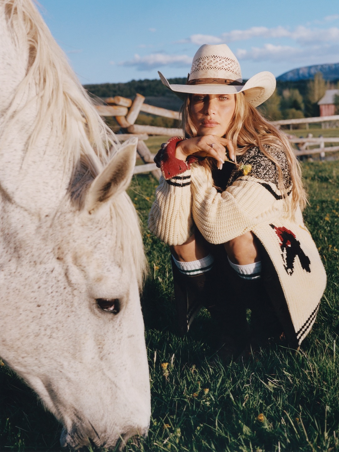 Gigi e Bella Hadid tornano insieme per Guest in Residence: sorelle, denim e spirito western