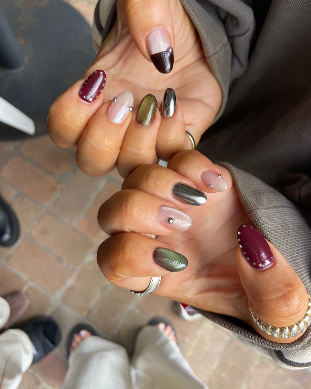 Olive green e burgundy: la manicure che sa già d’autunno
