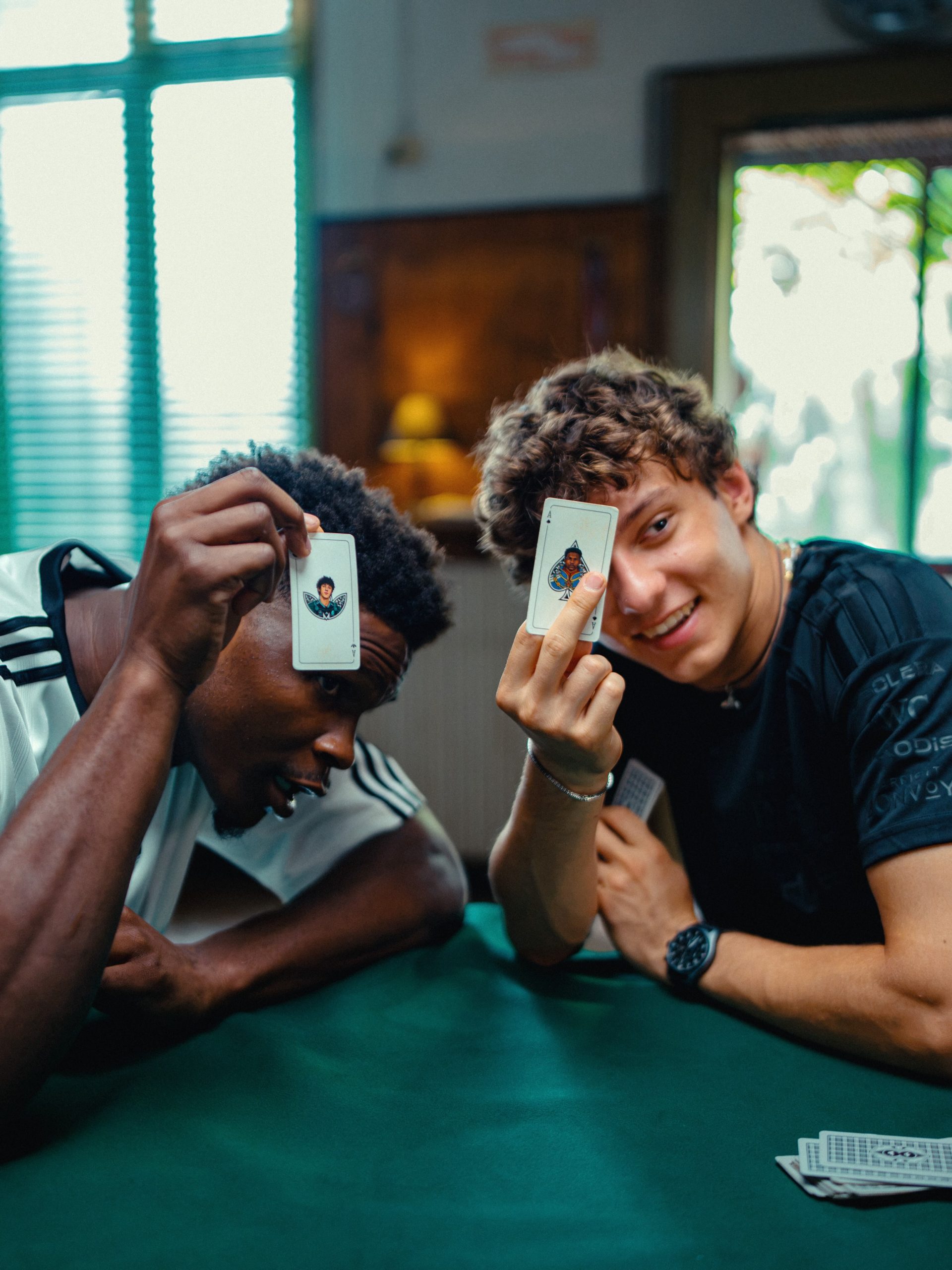 Due campioni, un mazzo di carte e la magia di un bar italiano