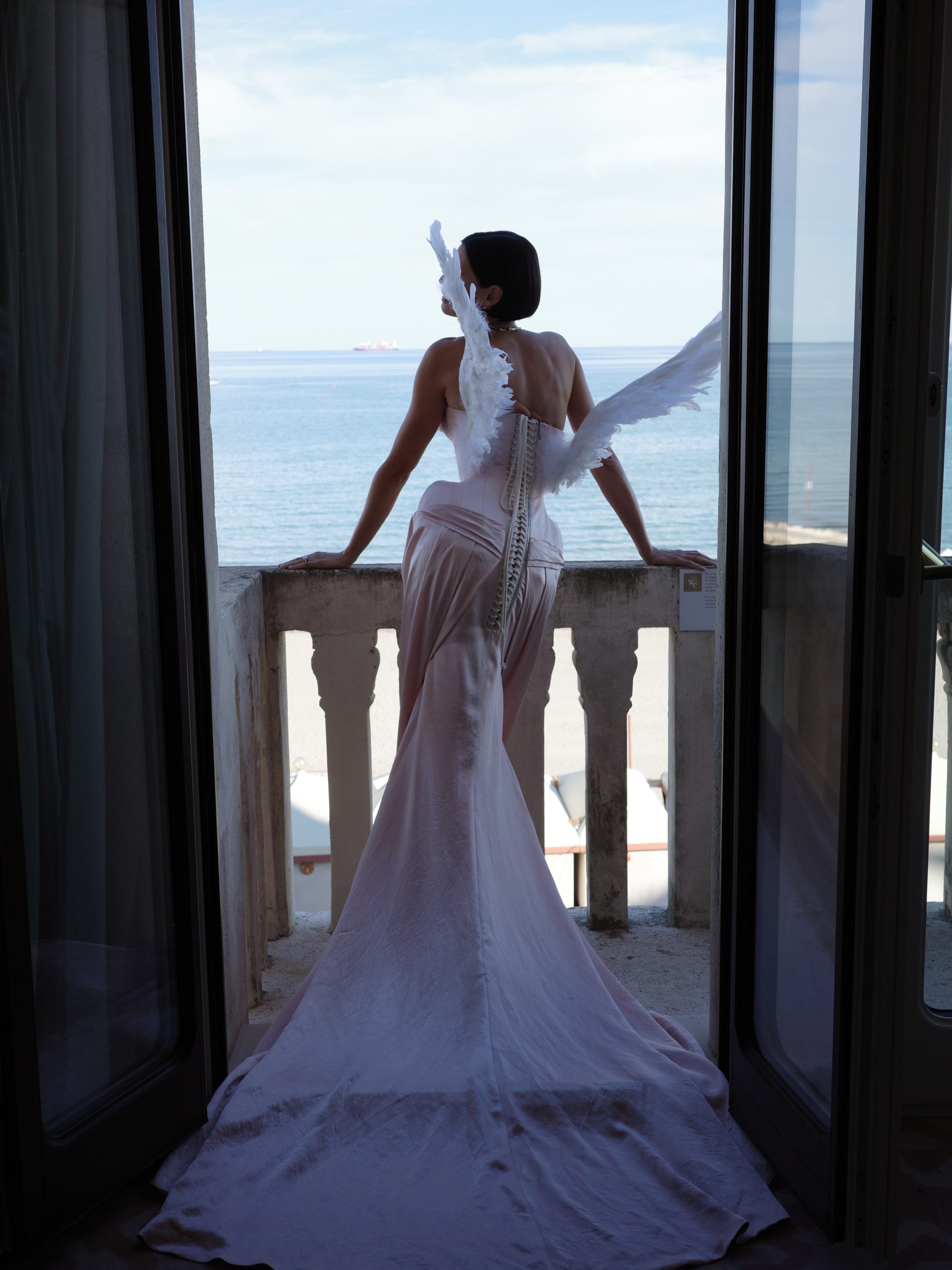 Bianca Balti reinventa il glamour sul red carpet di Venezia