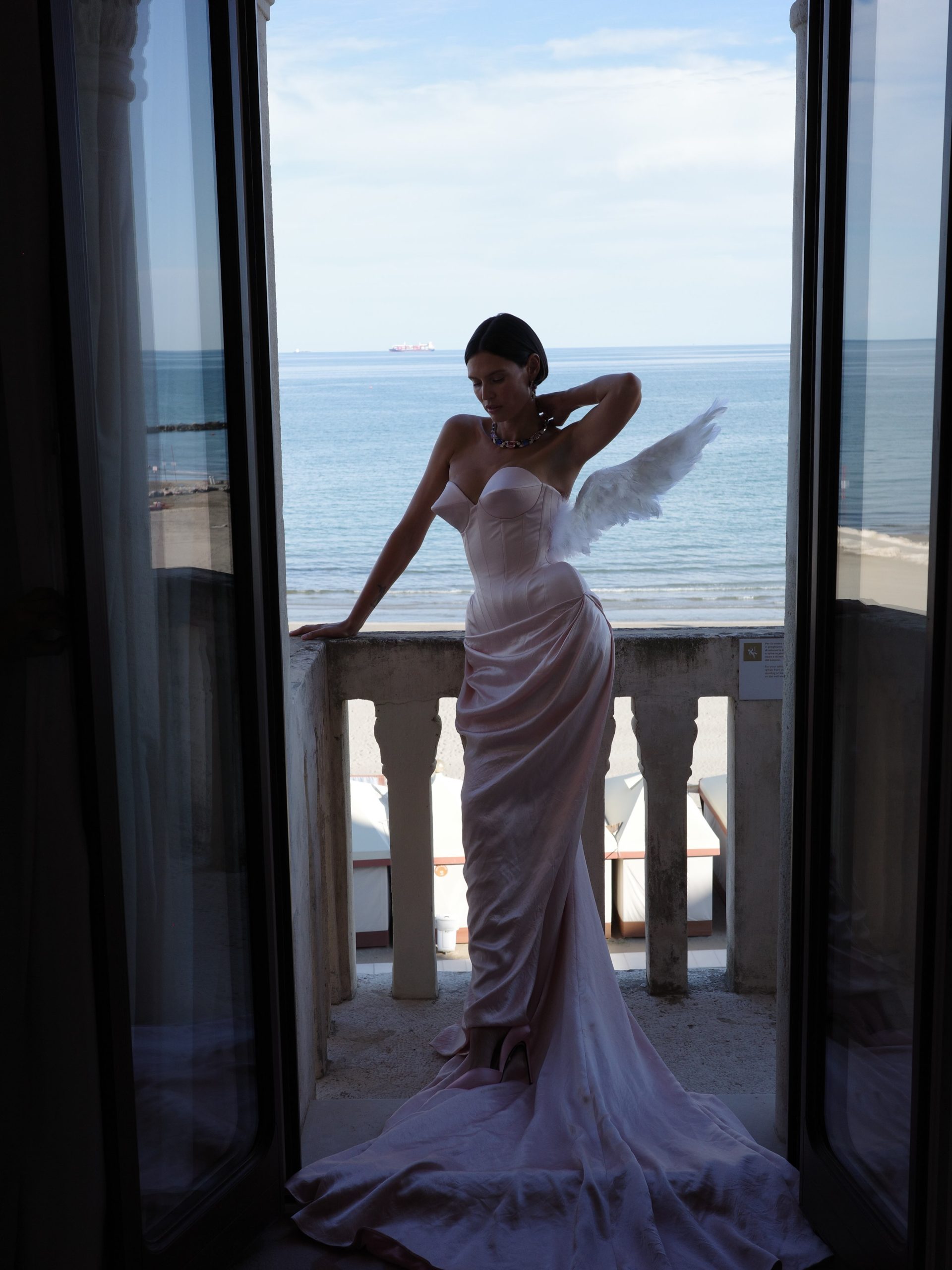 Bianca Balti reinventa il glamour sul red carpet di Venezia