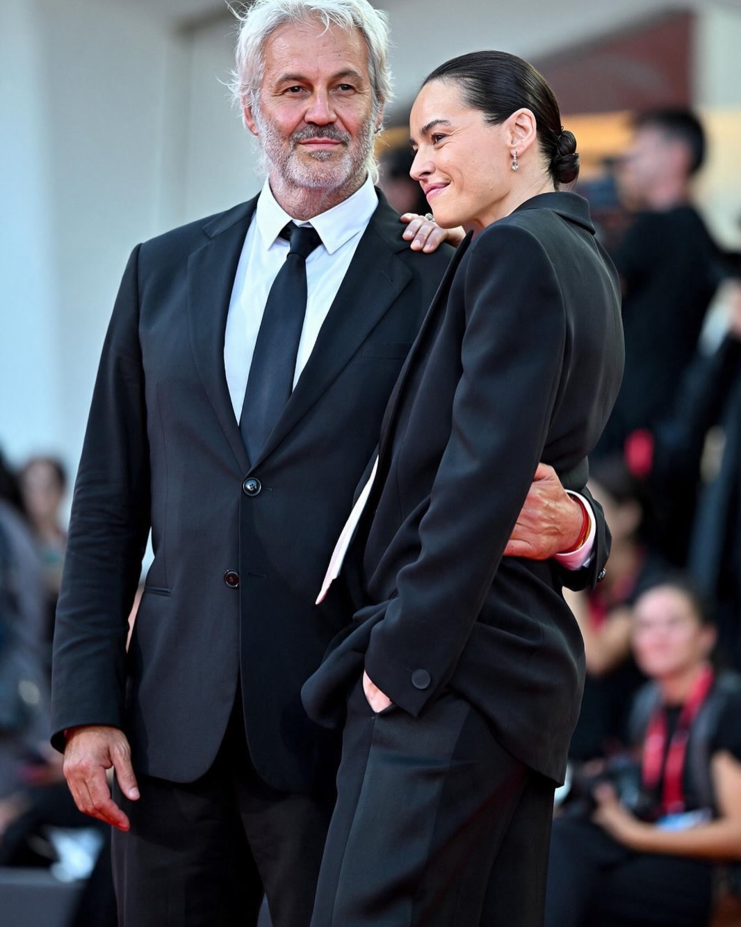 Kasia Smutniak sceglie Armani e porta il minimalismo a Venezia