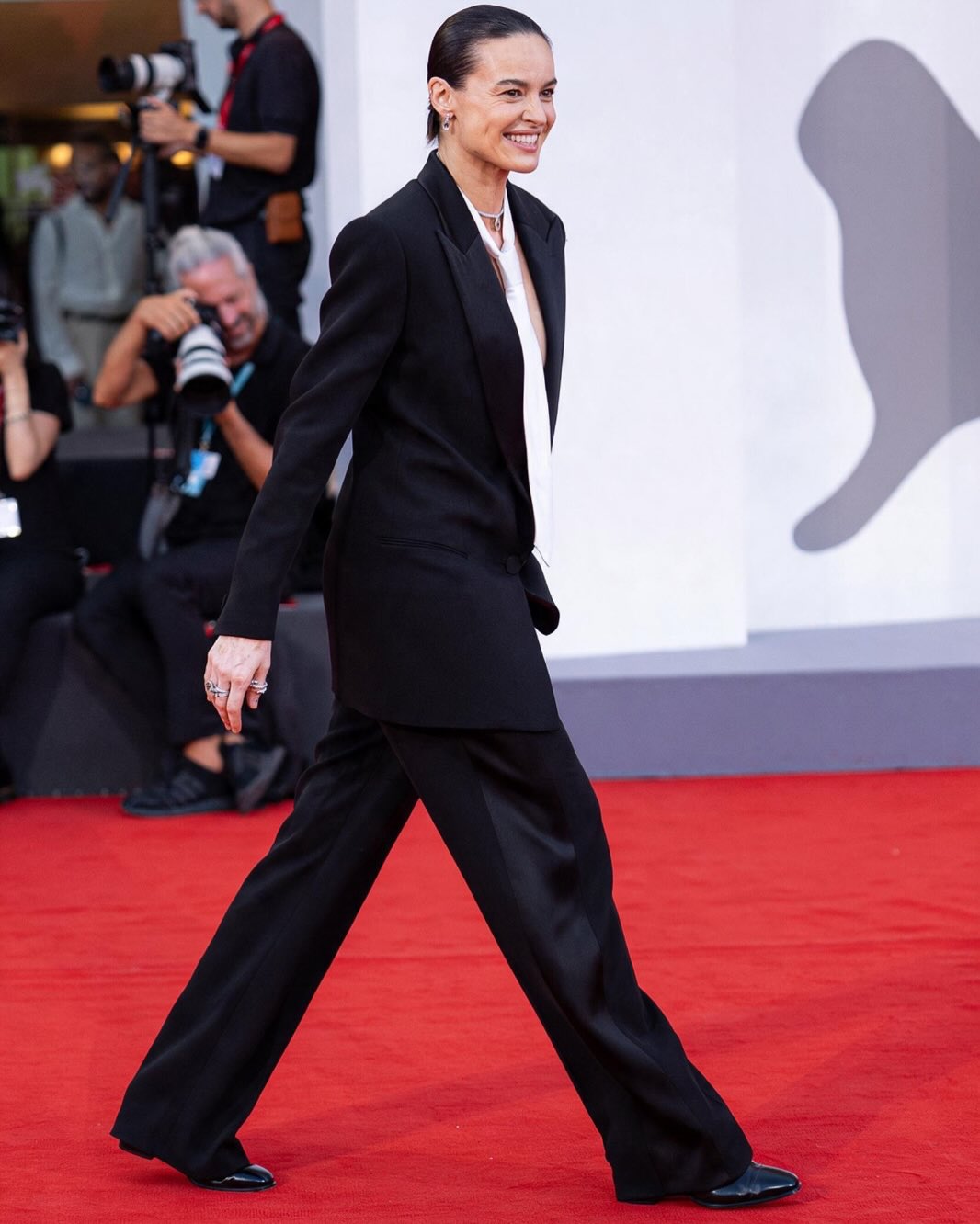 Kasia Smutniak sceglie Armani e porta il minimalismo a Venezia