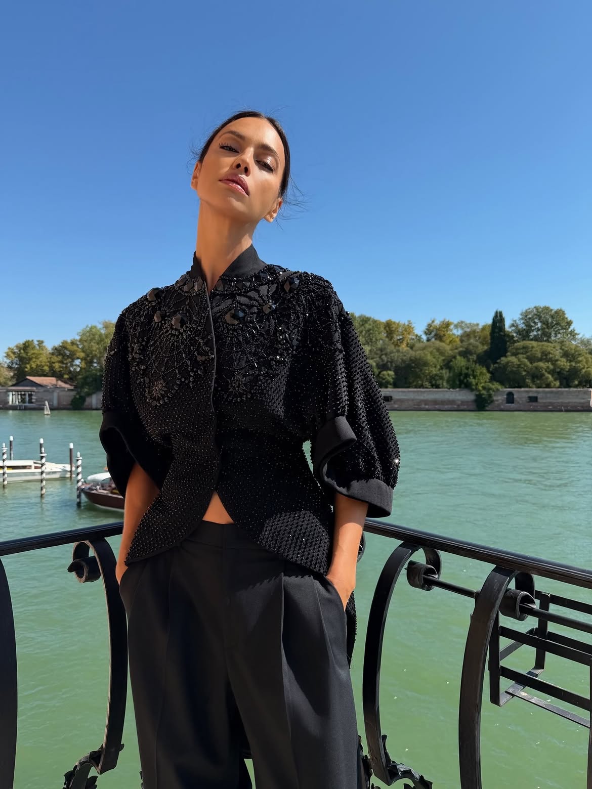 Irina Shayk a Venezia riscrive la storia della moda con un Givenchy di Riccardo Tisci 2 Irina Shayk a Venezia riscrive la storia della moda con un Givenchy di Riccardo Tisci