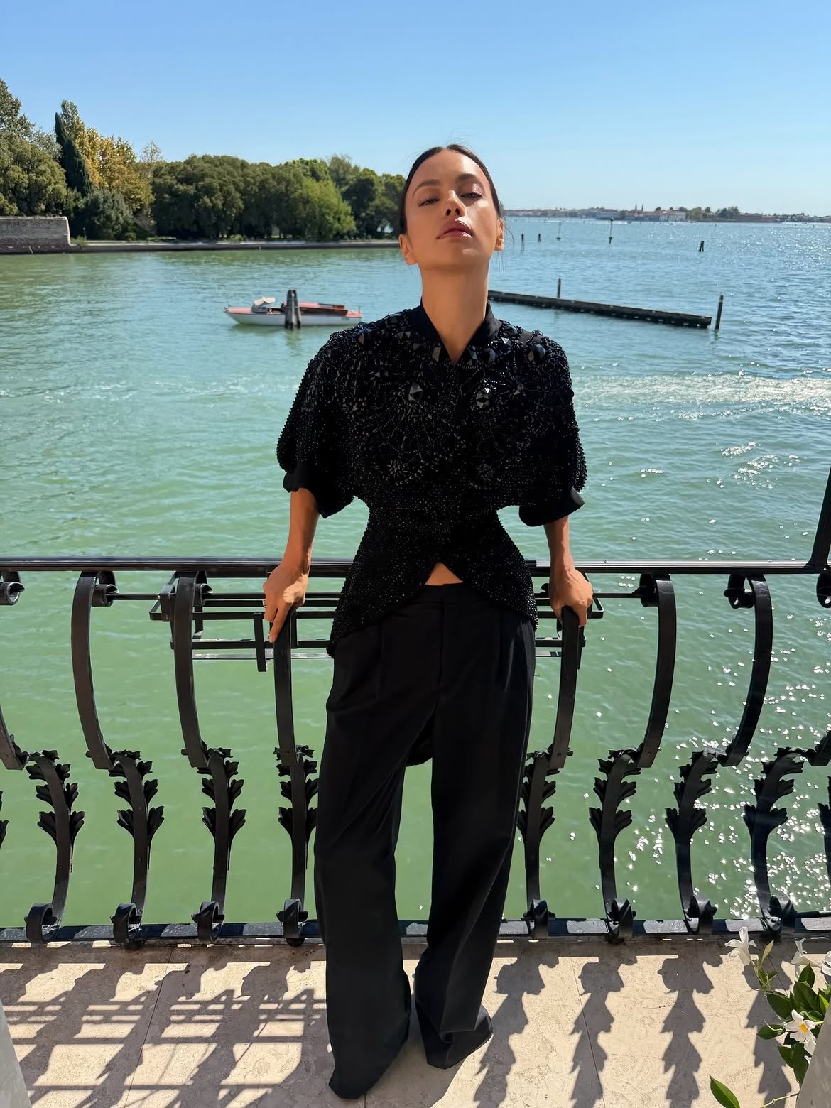 Irina Shayk a Venezia riscrive la storia della moda con un Givenchy di Riccardo Tisci 4 Irina Shayk a Venezia riscrive la storia della moda con un Givenchy di Riccardo Tisci
