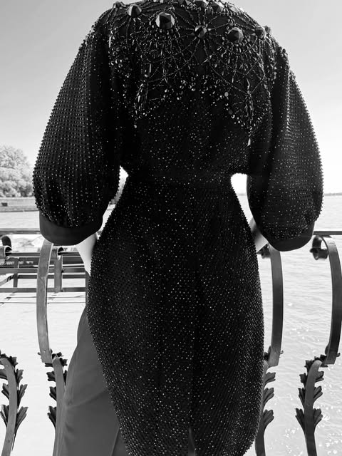 Irina Shayk a Venezia riscrive la storia della moda con un Givenchy di Riccardo Tisci 3 Irina Shayk a Venezia riscrive la storia della moda con un Givenchy di Riccardo Tisci