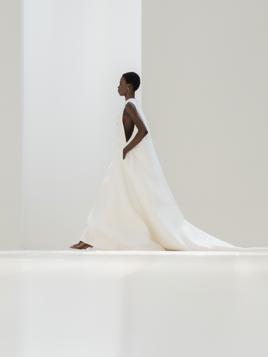 Balenciaga Summer 27: la nuova idea di libertà secondo Pierpaolo Piccioli 2 Balenciaga Summer 27: la nuova idea di libertà secondo Pierpaolo Piccioli