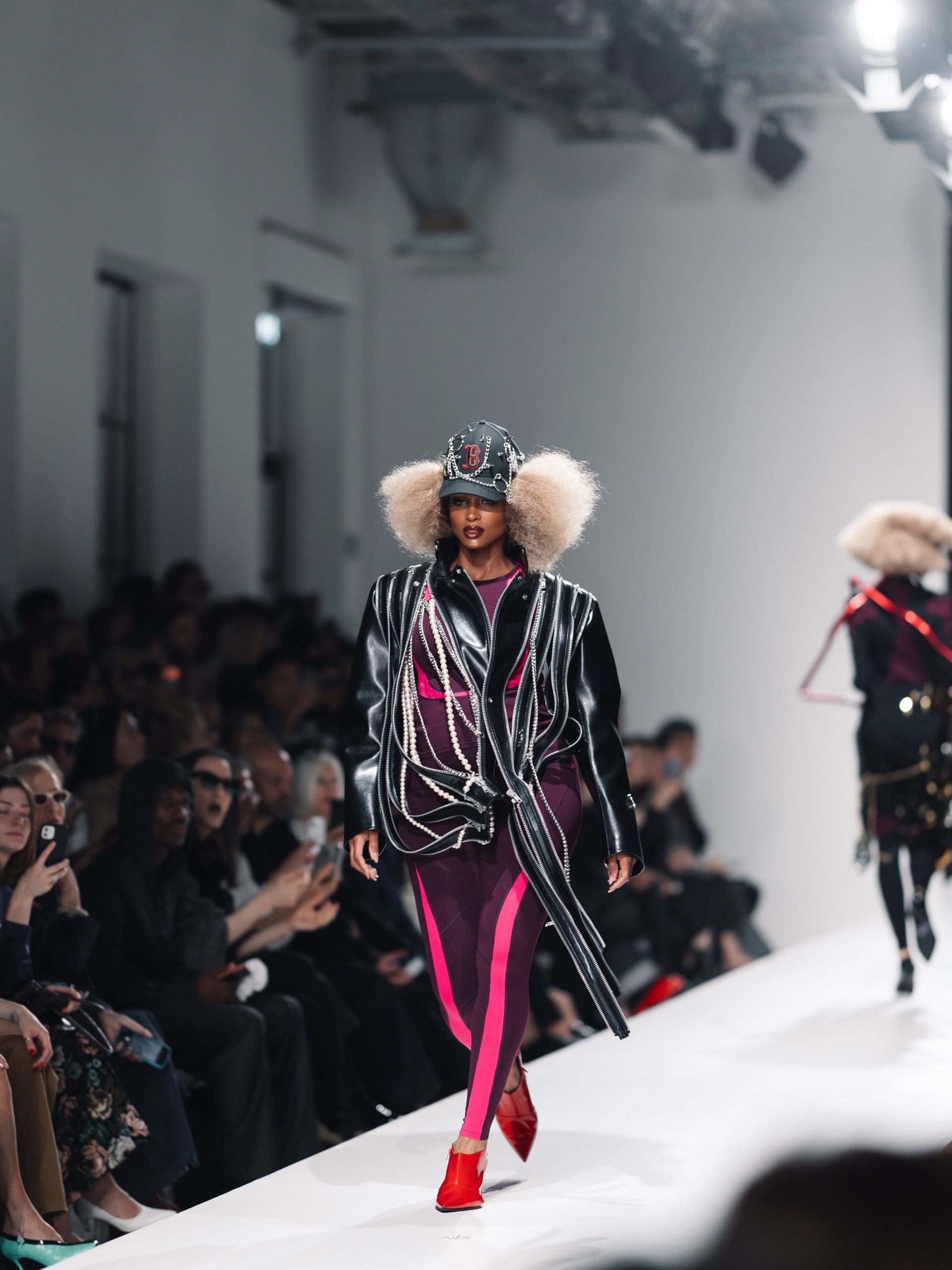 Ciara conquista la passerella di Parigi con il pancione: il sogno fashion diventa realtà 1 Ciara conquista la passerella di Parigi con il pancione: il sogno fashion diventa realtà