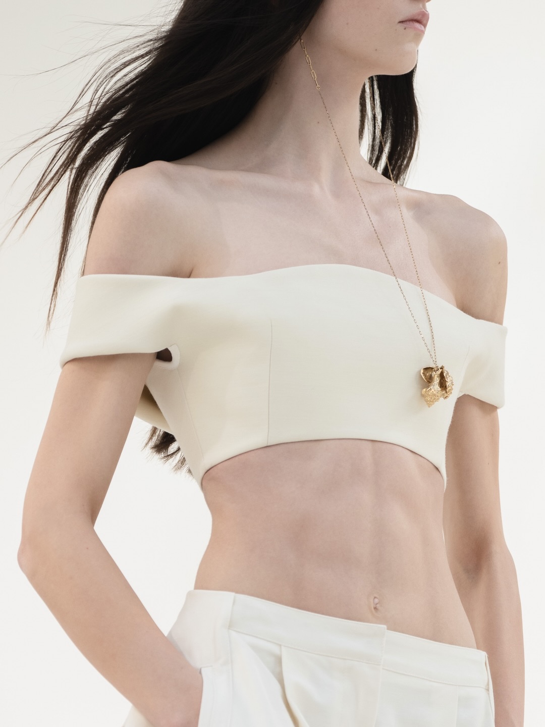 Balenciaga Summer 27: la nuova idea di libertà secondo Pierpaolo Piccioli 1 Balenciaga Summer 27: la nuova idea di libertà secondo Pierpaolo Piccioli