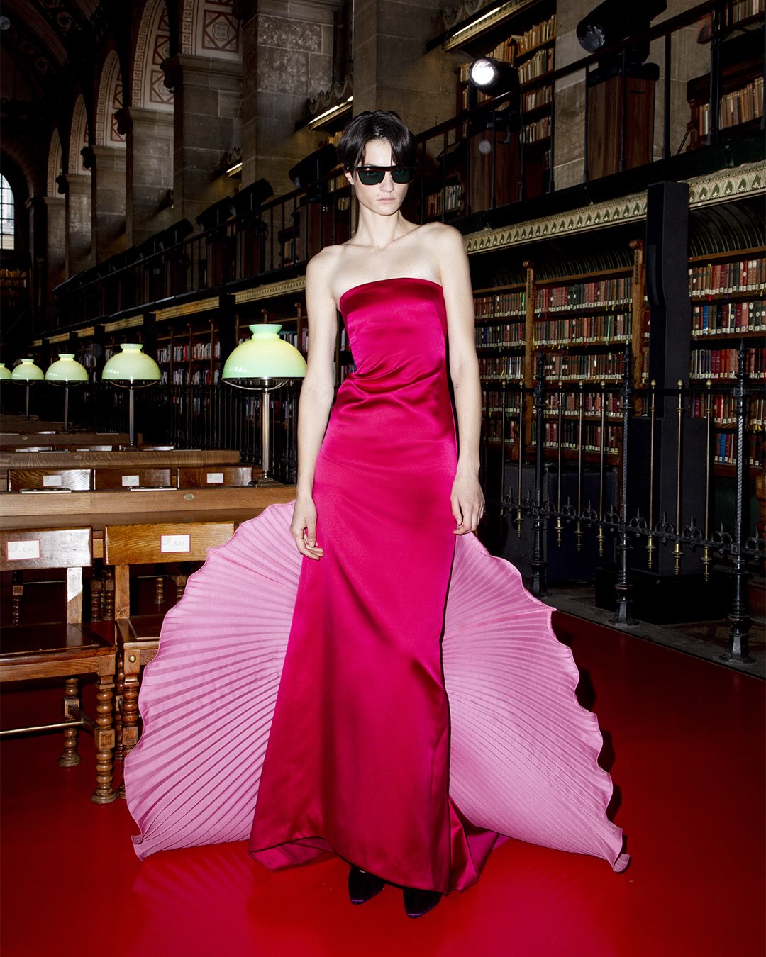 Quando la moda lascia spazio ai libri: il nuovo capitolo di Valentino a Parigi