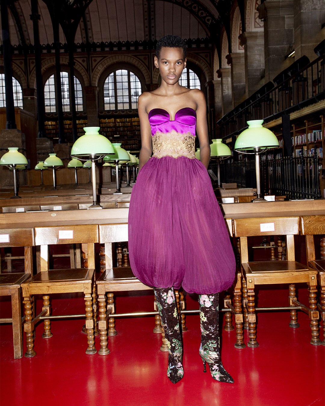 Quando la moda lascia spazio ai libri: il nuovo capitolo di Valentino a Parigi