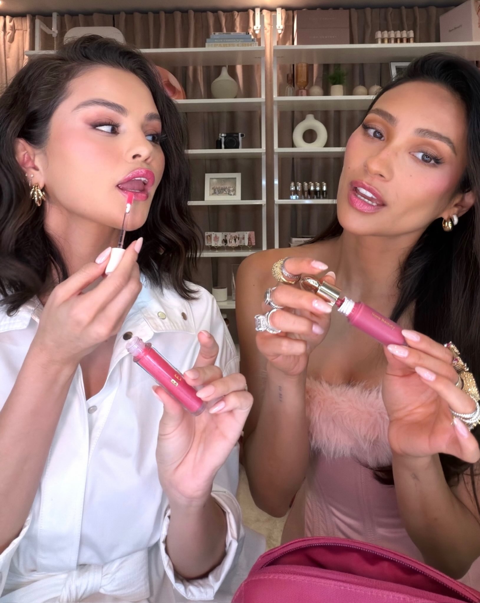 Rare Beauty x BÉIS: Selena Gomez e Shay Mitchell firmano una nuova collaborazione all’insegna del rosa 2 Rare Beauty x BÉIS: Selena Gomez e Shay Mitchell firmano una nuova collaborazione all’insegna del rosa