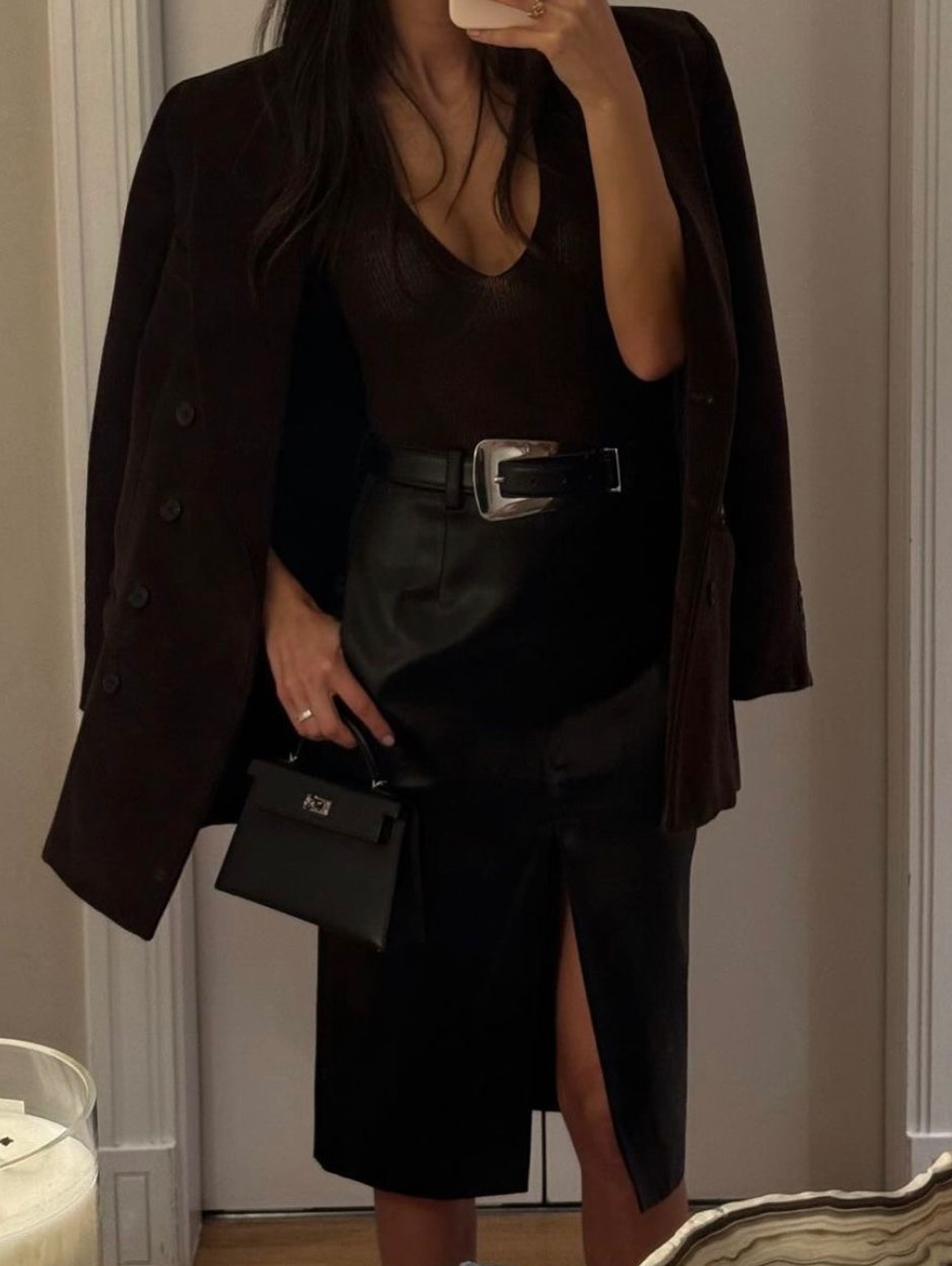 Gonne in pelle, il capo must-have dell’autunno si reinventa tra colori e silhouette midi 4 Gonne in pelle, il capo must-have dell’autunno si reinventa tra colori e silhouette midi