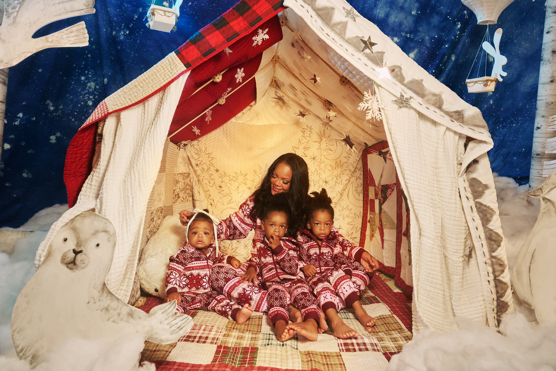 Rihanna, Natale in famiglia: gli scatti dolcissimi con i suoi tre figli conquistano Instagram