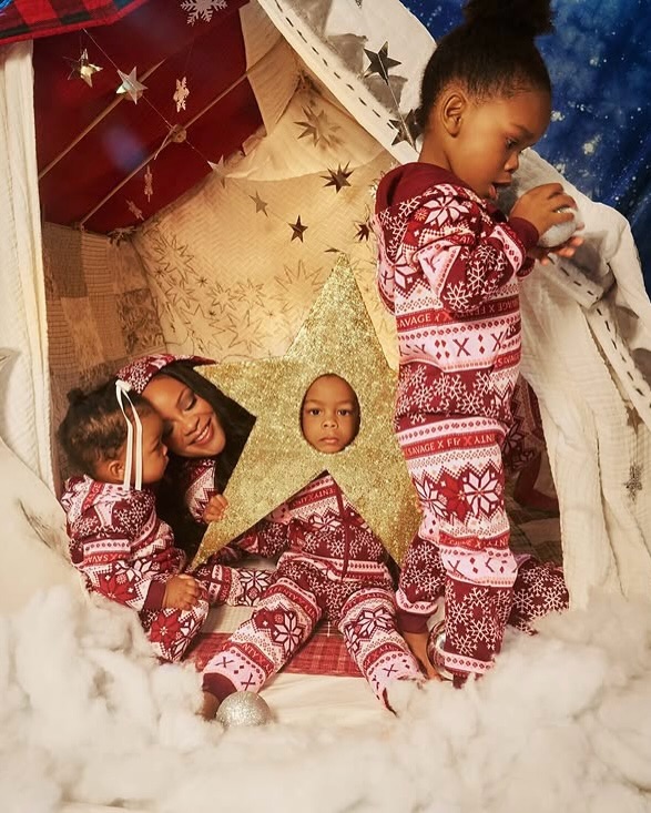 Rihanna, Natale in famiglia: gli scatti dolcissimi con i suoi tre figli conquistano Instagram