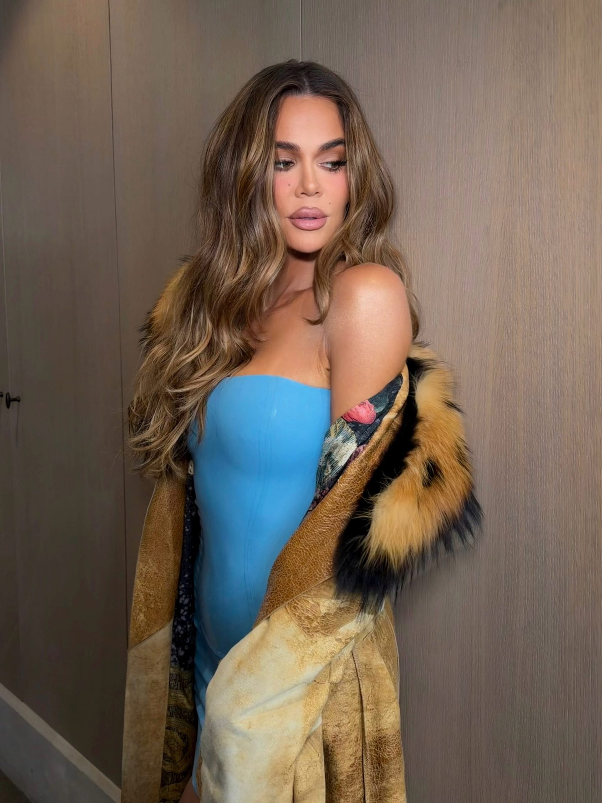 Khloé Kardashian, lezione di glamour: abito blu, pelliccia rétro e borsa Hermès 1 Khloé Kardashian, lezione di glamour: abito blu, pelliccia rétro e borsa Hermès