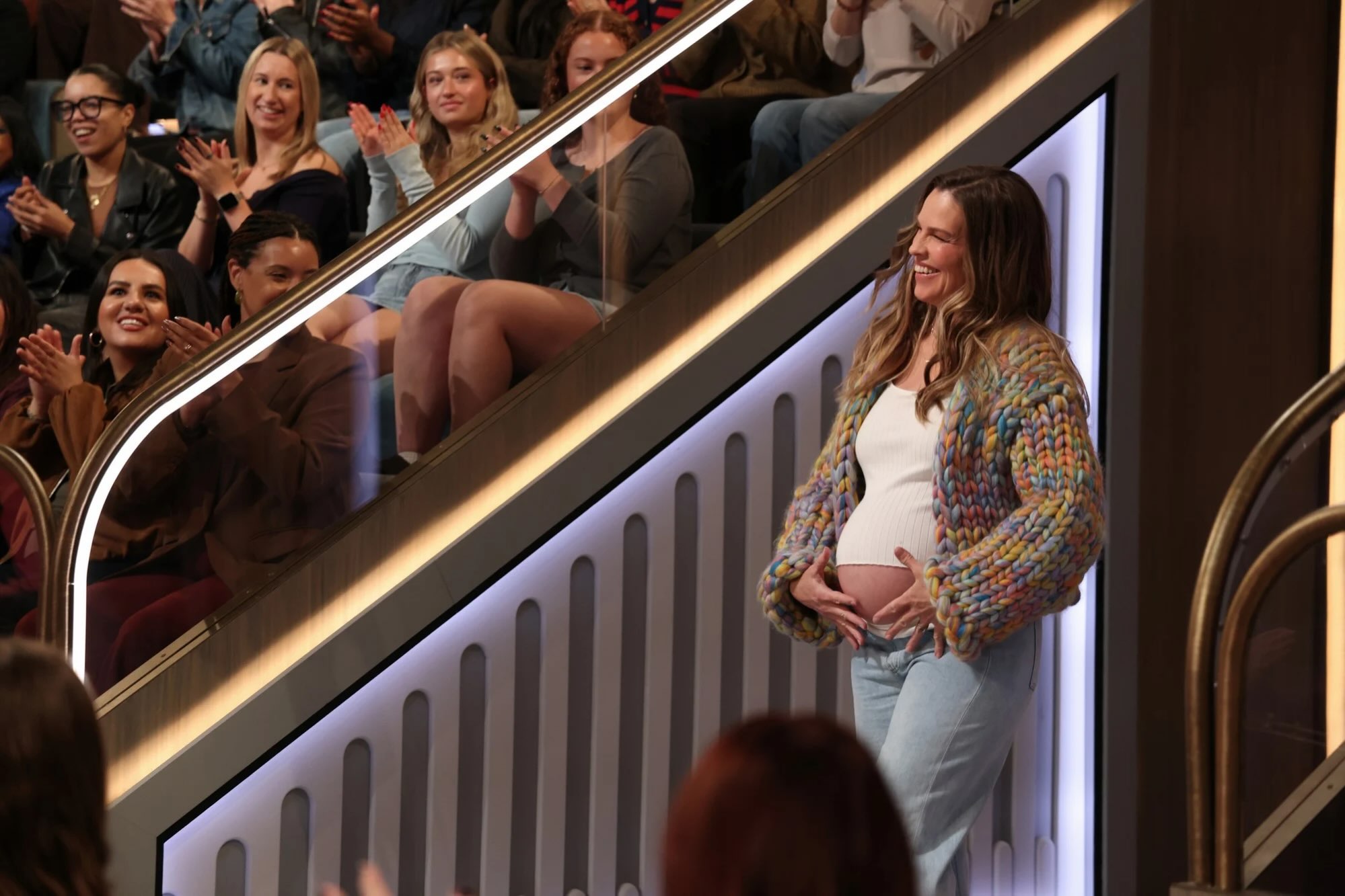 Hilary Swank, mamma a 52 anni: "Gli uomini hanno figli anche a 80 anni". E la sua risposta riapre il dibattito sull'età e la maternità