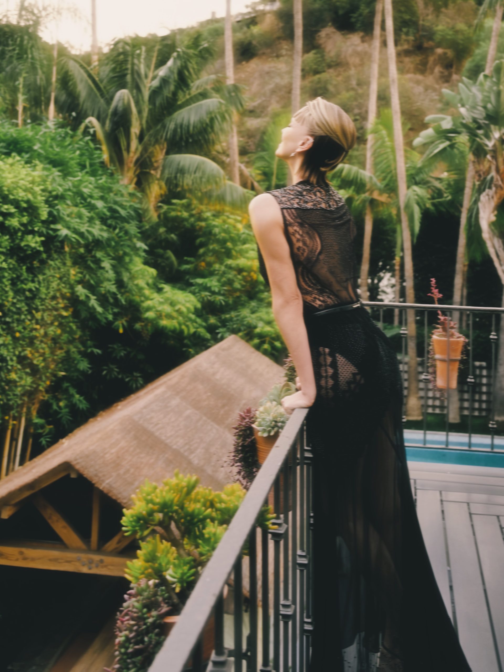 Charlize Theron incanta l’Academy Museum Gala: eleganza e sensualità in un abito nero firmato Tom Ford