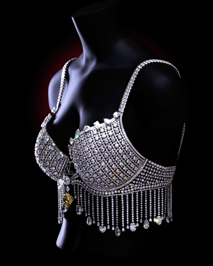 Kylie Jenner e il ritorno del Fantasy Bra: 50 milioni di dollari di luce, diamanti e meraviglia