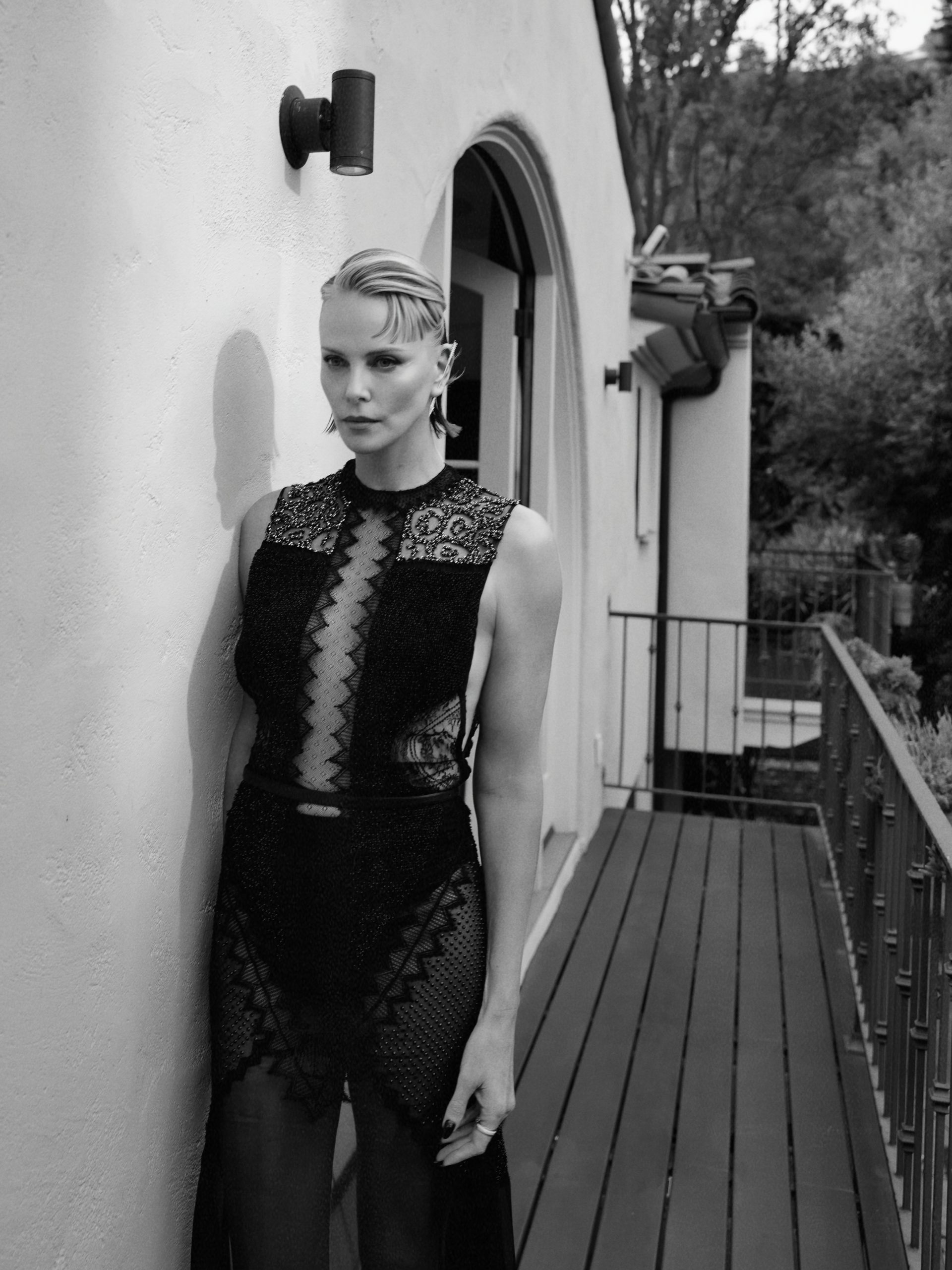 Charlize Theron incanta l’Academy Museum Gala: eleganza e sensualità in un abito nero firmato Tom Ford