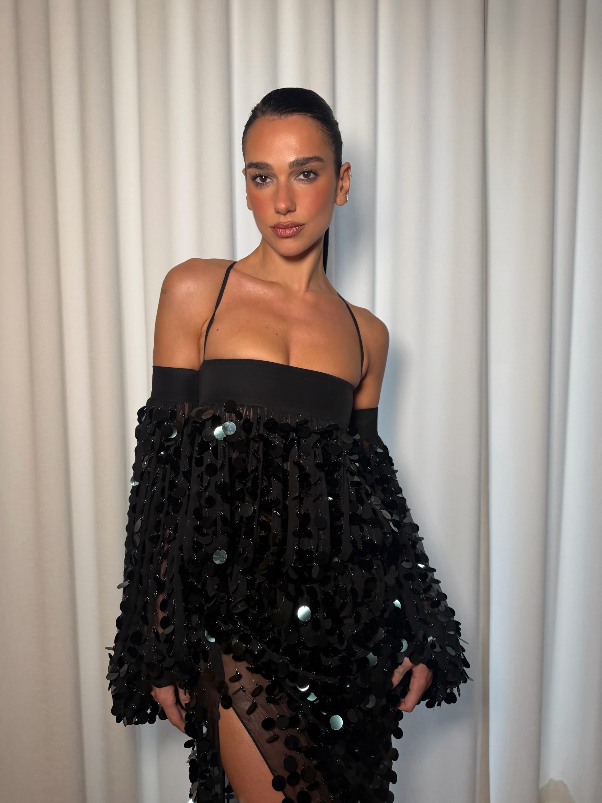 Dua Lipa incanta il Met Opera in Ferragamo 2 Dua Lipa incanta il Met Opera in Ferragamo