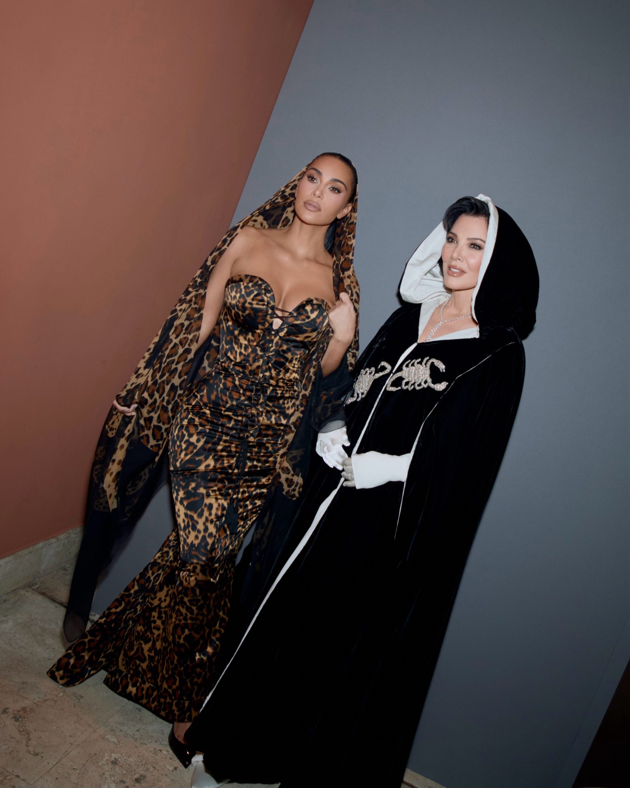 Kim Kardashian riscopre il fascino della couture vintage: il corsetto leopardato conquista il red carpet